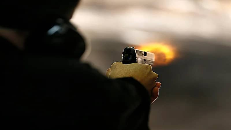 طبيب ينهي حياة زوجته بـ 3 رصاصات