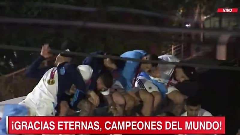 بالفيديو.. ميسي‬⁩ ورفاقه كادوا أن يسقطوا من أعلى حافلة أثناء الاحتفال