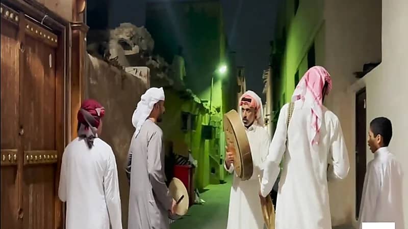 شاهد.. قصة عائلة سعودية توارثت مهنة المسحراتي لأكثر من 90 عاما في الأحساء