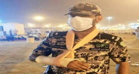 رغم إصابته بكسر في يده.. رجل أمن يصر على مواصلة العمل لخدمة الحجاج