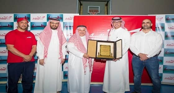 بالصور.. رئيس اتحاد السلة يتوج أبطال الثلاثية في وقت اللياقة