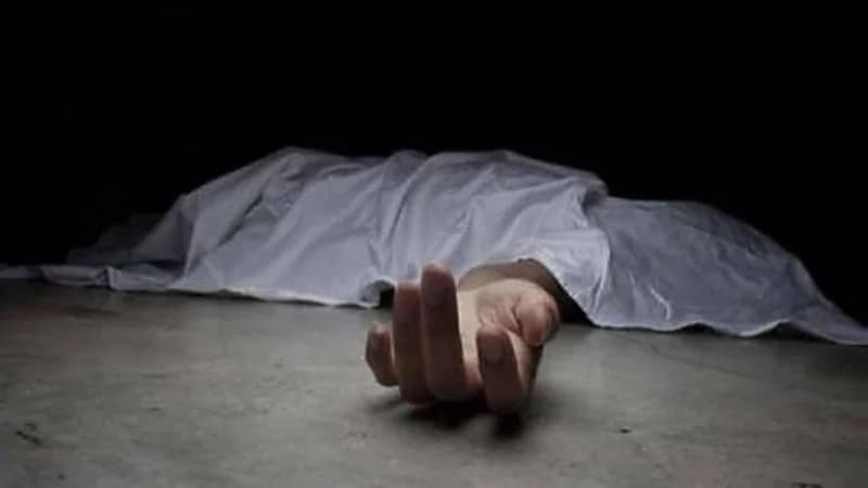 امرأة تعثر على آثار جثة قتيل أسفل سجادتها