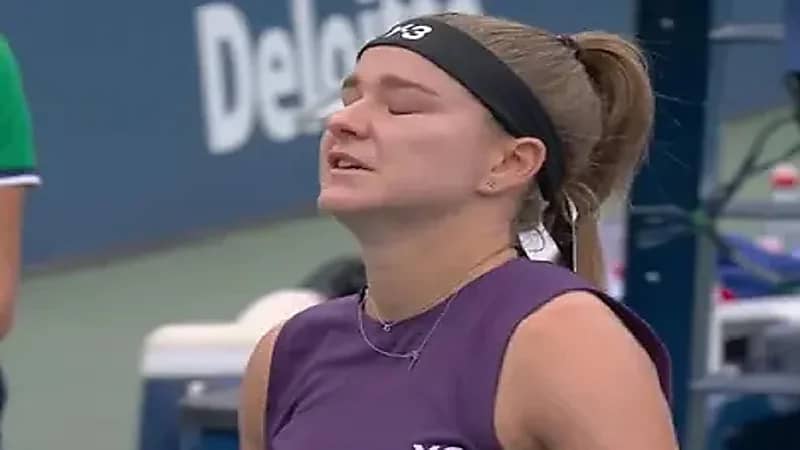 لاعبة تنس تدخل في نوبة بكاء بعد رؤية صديقها السابق.. صور