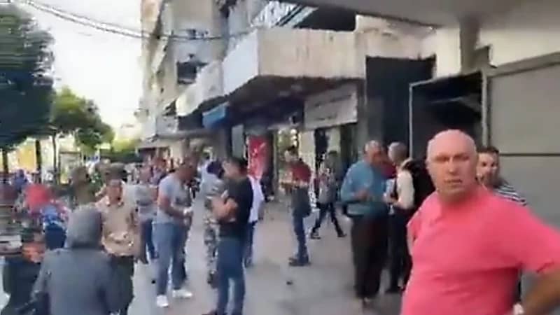 بالفيديو.. "مودع" يقتحم مصرف ويحتجز عشرات الرهائن بلبنان
