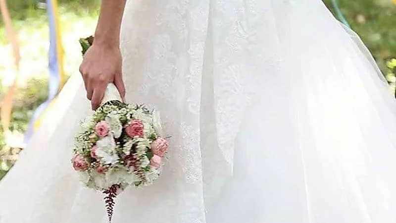 عروس تقضي زفافها مع "مانيكان" بعد غياب زوجها