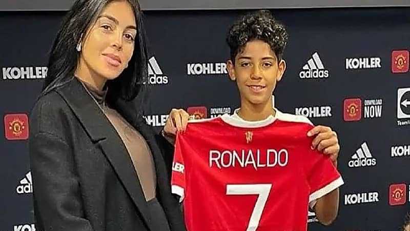 أول ظهور لنجل رونالدو في تدريبات البرتغال... فيديو