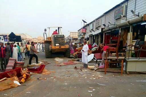 بلدية جدة تحبط بيع كميات كبيرة من المواد الغذائية الفاسدة في سوق الصواريخ