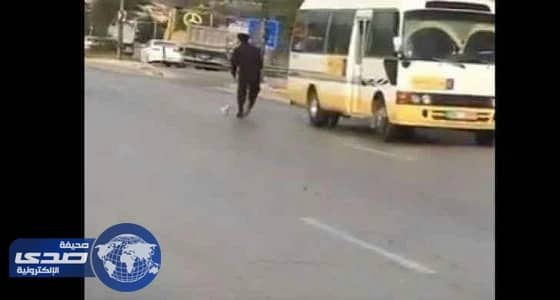 بالفيديو.. شرطي يخاطر بحياته لإنقاذ كلب