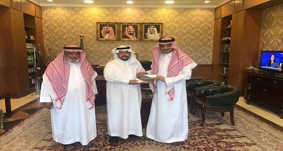 محافظ بيشة يكرّم رئيس بلدية الحازمي السابق