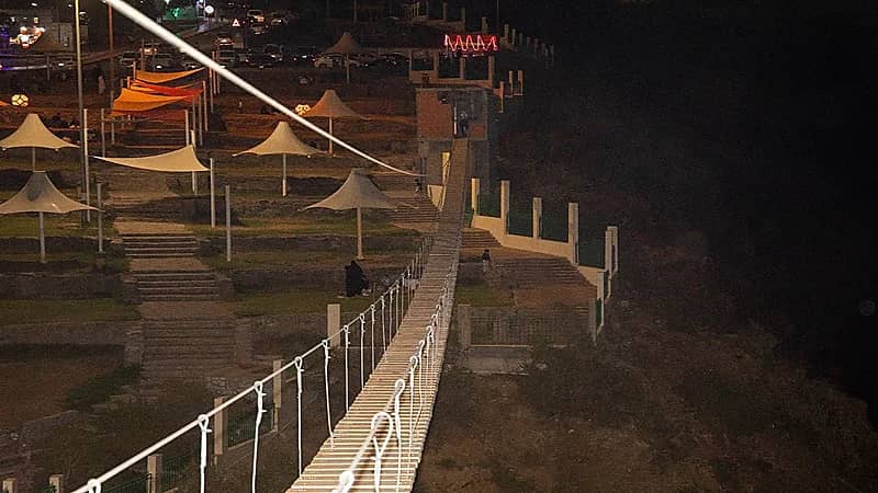 صور..جانب من تجهيزات مشروع "الجسر المعلق" في منتزه رغدان بالباحة