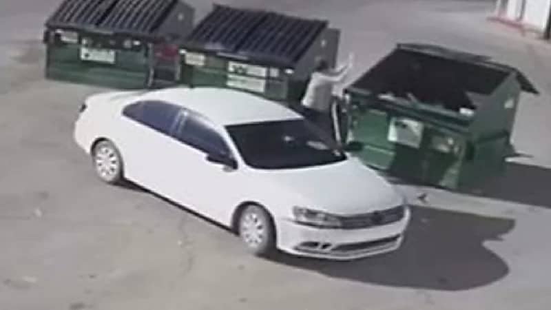 شاهد.. أم تلقي مولودها في صندوق القمامة