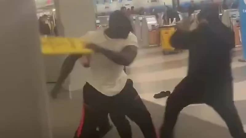 مشاجرة عنيفة بمطار شيكاغو في أمريكا .. فيديو