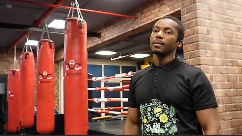 بالفيديو.. مواطن شاب يتقن أقدم فنون القتال البرازيلية "الكابويرا"