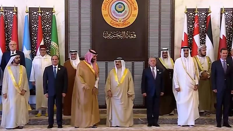 ‎بمشاركة ولي العهد .. قادة وضيوف القمة العربية بالبحرين يلتقطون الصور التذكارية .. فيديو وصور