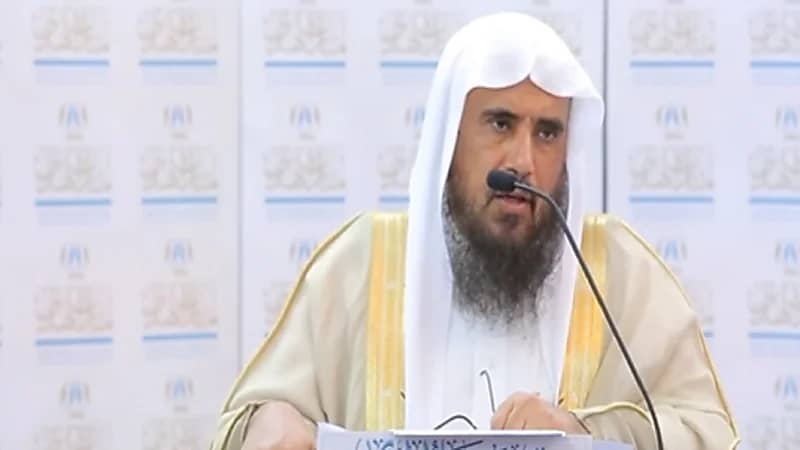 الخثلان: من أفطر وهو شاك في غروب الشمس فسد صومه .. فيديو