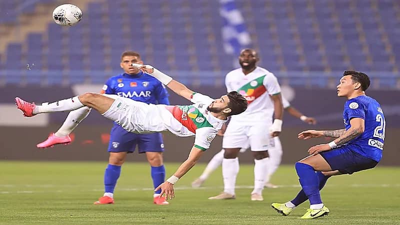 صراع بين الأهلي والزمالك على "أزارو" والاتفاق ينهي الجدل