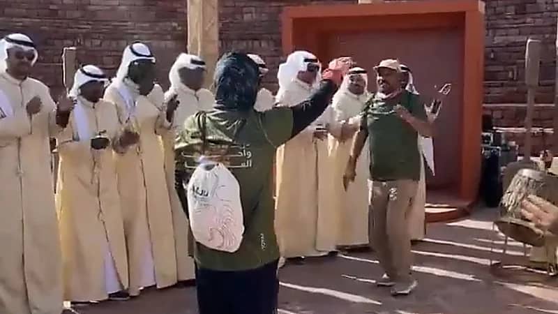 تفاعل المشاركين في ⁧سباق درب العلا‬⁩ مع عروض الفلكور الشعبي .. فيديو