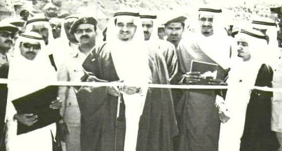صورة نادرة للأمير فهد بن عبد العزيز بحفل افتتاح سد جيزان