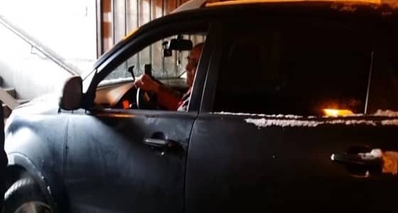 بالفيديو.. مسن يقتحم نفق مشاة ويثير ذعر المارة