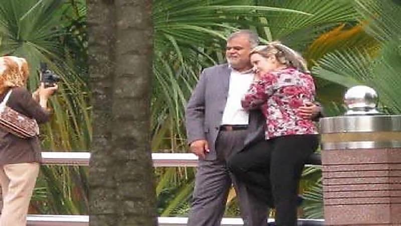 صور مسربة لوزير بحكومة الملالي يحتضن امرأة غير محجبة