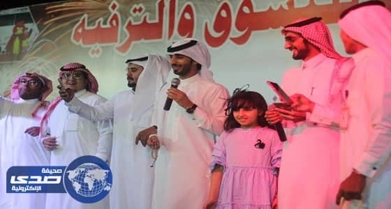 المنشد «المشعلي» يبهر زوار مهرجان خميس مشيط للتسوق والترفيه