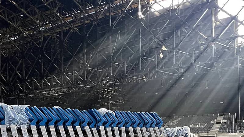 بدء تركيب الشاشات والإنارة التفاعلية بملعب Kingdom Arena .. صور