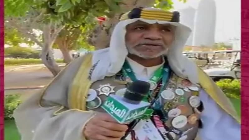 شاهد.. مشجع سعودي يلفت الأنظار في مونديال قطر بزي التراث النجدي