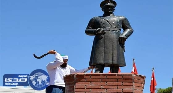 ⁠⁠⁠⁠⁠بالفيديو.. الشرطة التركية تعتقل مواطنا هاجم تمثال أتاتورك