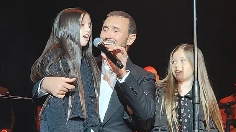 شاهد.. غناء كاظم الساهر مع حفيدتيه في حفله بلوس أنجلوس