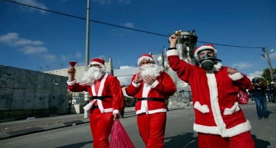 الفلسطينيون يحتفلون بالكريسماس في مواجهة الاحتلال الصهيوني