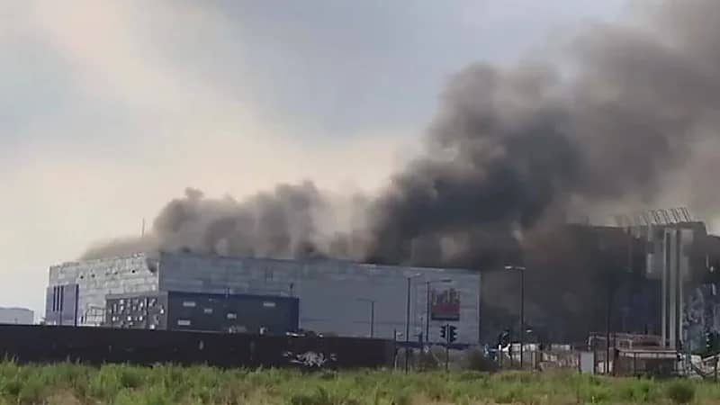 بالفيديو.. اندلاع حريق كبير في محيط الواجهة البحرية لبيروت