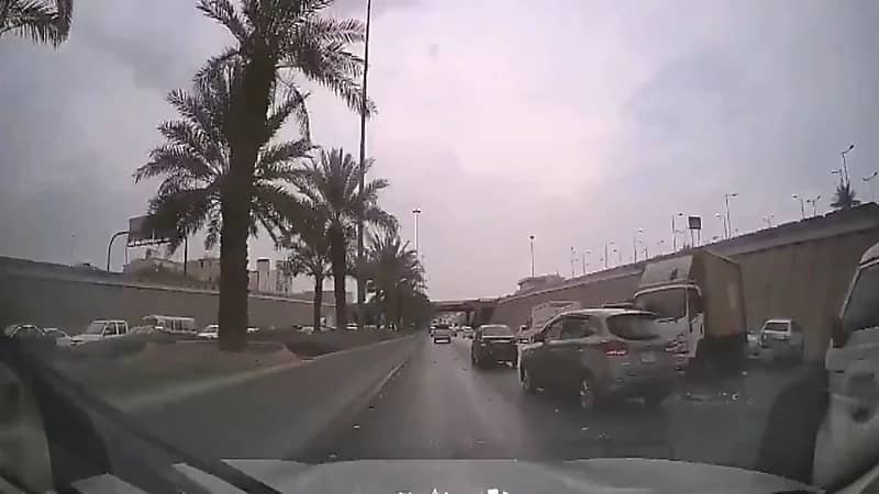 بالفيديو.. تصادم عدة مركبات بسبب الأمطار على الدائري الشرقي بالرياض