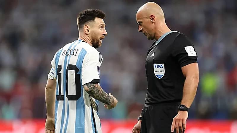 حكم مباراة نهائي مونديال قطر يكشف عن خطأ ارتكبه