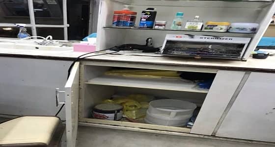 ضبط صالون حلاقة مخالف بالعويقيلة
