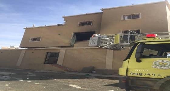 المدني يباشر حريق منزل في خميس مشيط