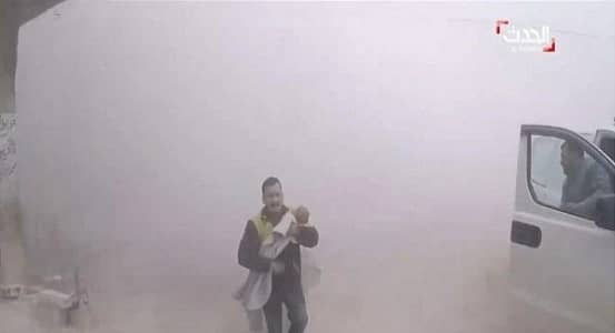 ردة فعل غير متوقعة من مسعف سوري عثر على طفله تحت الركام