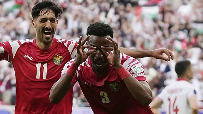 مُشجع يمازح مدافع الأردن بسبب أكرم عفيف .. فيديو