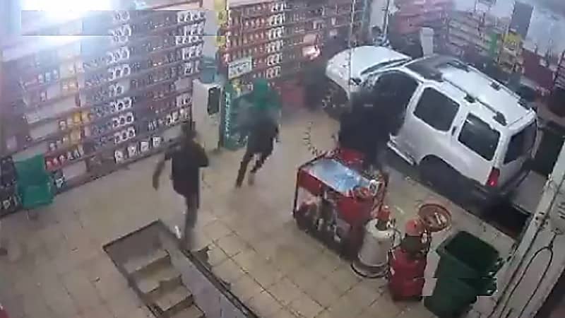 بالفيديو.. امرأة تدهس عامل بسيارتها في محل "صيانة دورية"