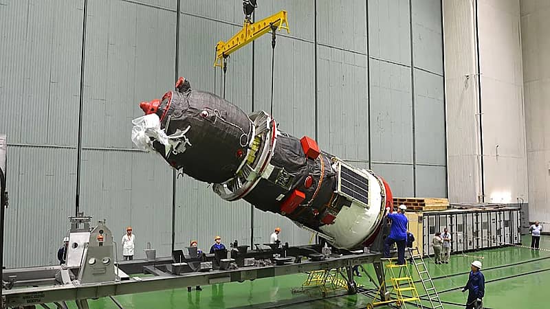 روسيا تستعد لإرسال أطعمة وهدايا لرواد المحطة الفضائية الشهر الجاري