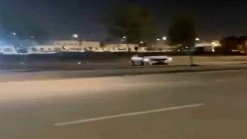 شاهد.. سيارة تصدم أحد الأرصفة بعد خروجها عن السيطرة وتقتلع أشجارا من جذورها 