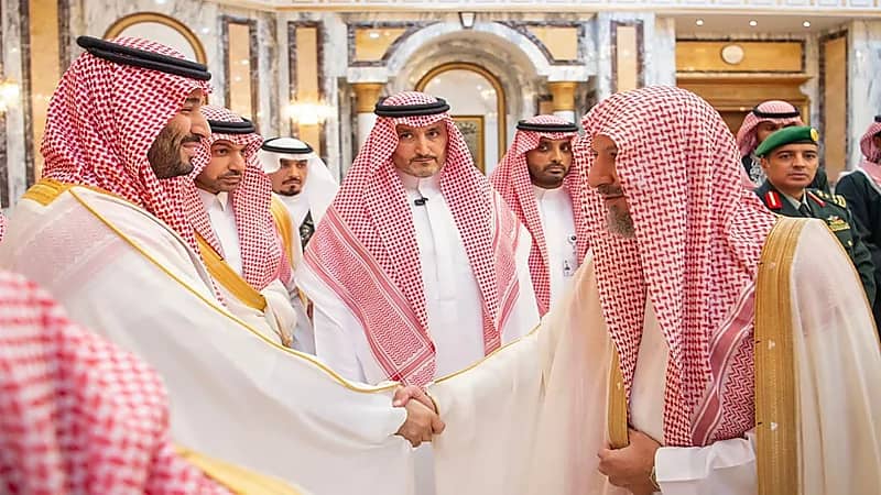 بالفيديو.. ولي العهد يتلقى التهاني بعيد الفطر بعد تأديته صلاة العيد