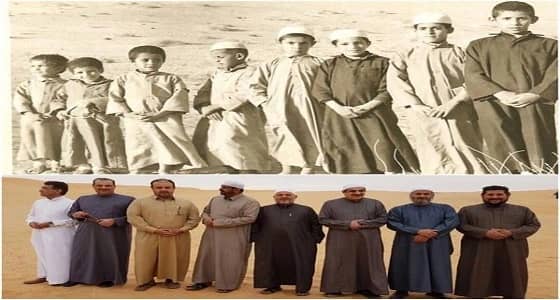 مغردون يتداولون صورتين لمجموعة من الأصدقاء .. الفرق بينهما 45 عاماً