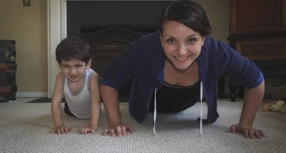 بالفيديو.. سيدة تستعرض مهاراتها الرياضية مع أطفالها الثلاثة