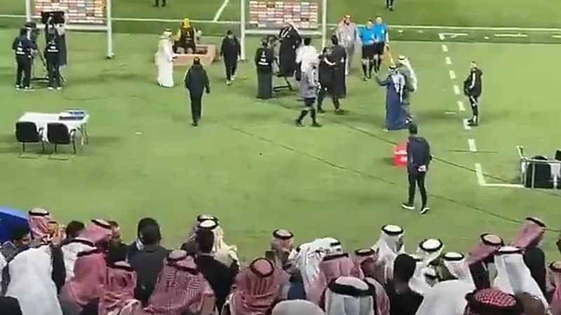 المسحل يرفض مصافحة يونس محمود والأخير يبدي غضبه .. فيديو