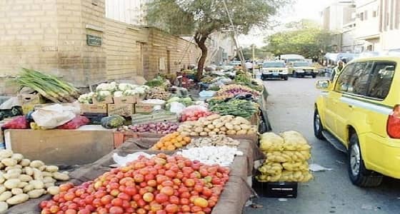 ضبط 9 طن من الخضار والفواكه والملابس بالأحساء