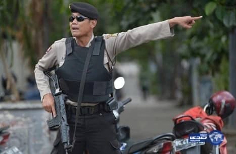 "إرهابي" يشهر سكينا علي قس بإحدى الكنائس الإندونيسية