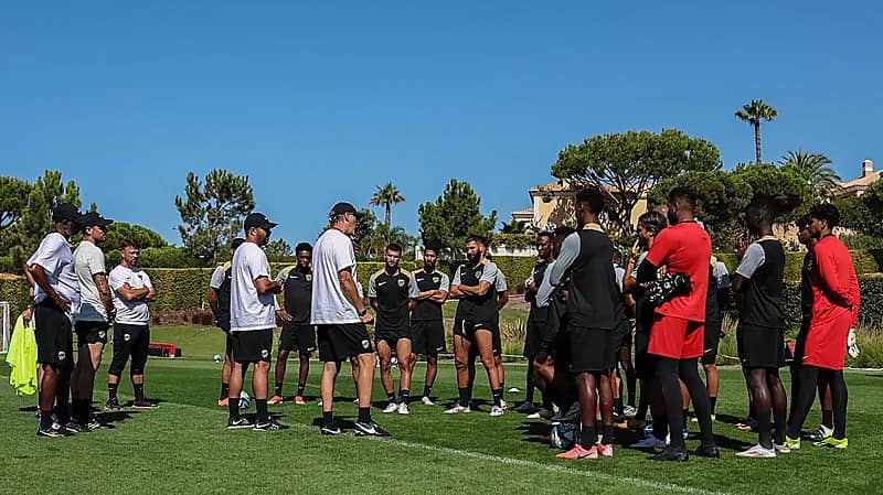 الاتحاد يعاود تدريباته بعد اشتباكات أمس .. صور