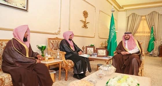 أمير الحدود الشمالية يستقبل رئيس الجمعية الخيرية لتحفيظ القرآن الكريم بطريف