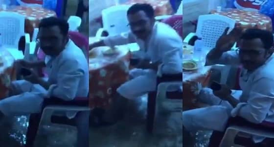 بالفيديو.. مقيم يتناول العشاء وسط السيول بنجران