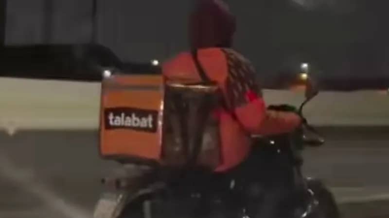 شاب يشاهد مباراة الأهلي المصري على دراجته وسط البرد القارس.. فيديو